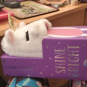 Comfy Womens white slip on slilpers